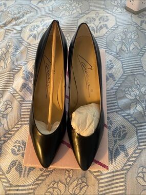Caressa Black Pointed-Toe Leather Pump